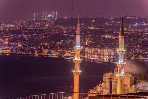 Noční pohled bosphorus, Istanbul, Turecko. — Stock fotografie