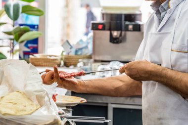 Adam el geleneksel lezzetli Türk şiş şiş kuzu karaciğeri yapılan hazırlanıyor.