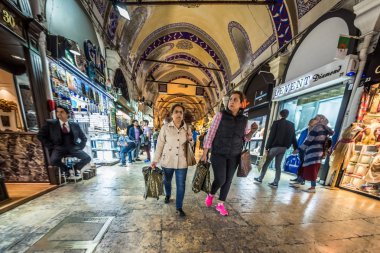 Kimliği belirsiz kişi kapalı çarşı alışveriş, Kapalıçarşı Istanbul, Turkey.April 17, 201'Hatıra Eşyası ile iç için ziyaret