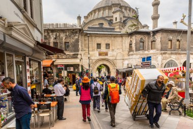 Kimliği belirsiz kişi yürüyüş Nuruosmaniye Camii, Sultan Mahmut siparişinden görevlendirildi ve Sultan Osman III tarafından tamamlandı 1755.Istanbul,Turkey - 17 Nisan 2017 doğru