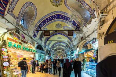 Kimliği belirsiz kişi kapalı çarşı alışveriş, Kapalıçarşı Istanbul, Turkey.April 17, 201'Hatıra Eşyası ile iç için ziyaret