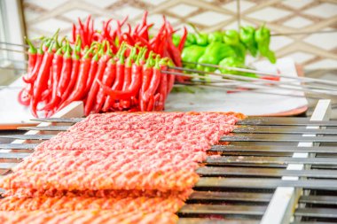 Birkaç Adana kebap şişleri pişmiş ve hizmet için bekleyen kaplı. Ham Türk geleneksel Sish kebab, et, karaciğer, sığır eti, et bir restoranda aşçı için hazır.