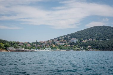 Istanbul, Türkiye'de denizden Burgazada adasının görünümü
