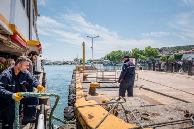 Istanbul, Türkiye'de denizden Burgazada adasının görünümü
