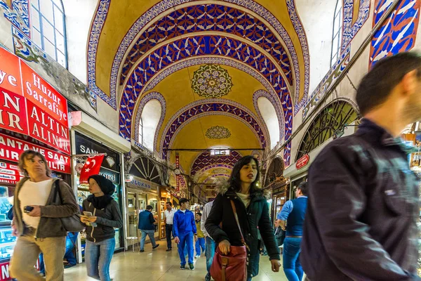 Kimliği belirsiz kişi kapalı çarşı alışveriş, Kapalıçarşı Istanbul, Turkey.April 17, 201'Hatıra Eşyası ile iç için ziyaret