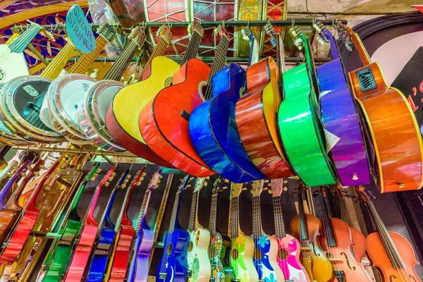 Vele Klassieke Kleurrijke Houten Gitaar Opknoping Een Muur Winkel Showroom — Stockfoto