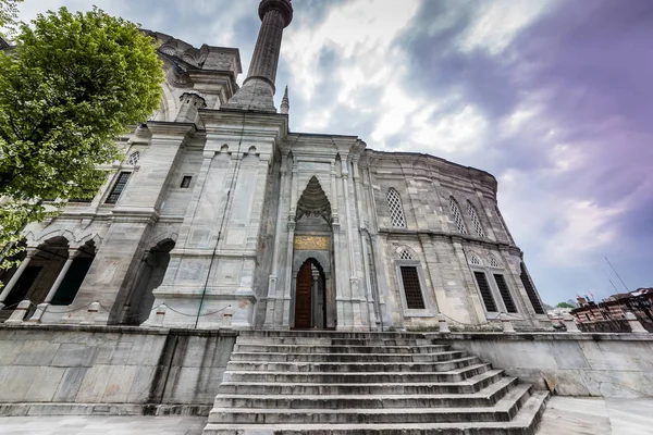 努奥斯曼尼耶清真寺的外部视野 是由苏丹马姆的命令 并由苏丹奥斯曼 Iii 在1755年完成 伊斯坦布尔 土耳其 4月17日 201 — 图库照片