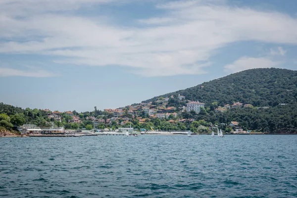 Vista da ilha de Burgazada a partir do mar em Istambul, Turquia — Fotografia de Stock