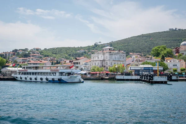 Vue de l'île de Burgazada depuis la mer à Istanbul, Turquie — Photo