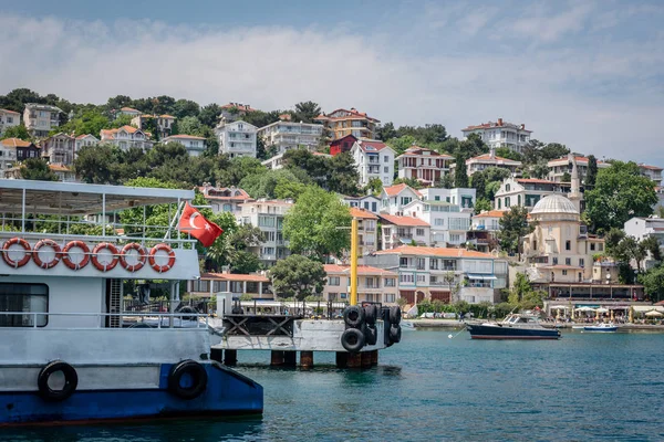 Istanbul, Türkiye'de denizden Burgazada adasının görünümü
