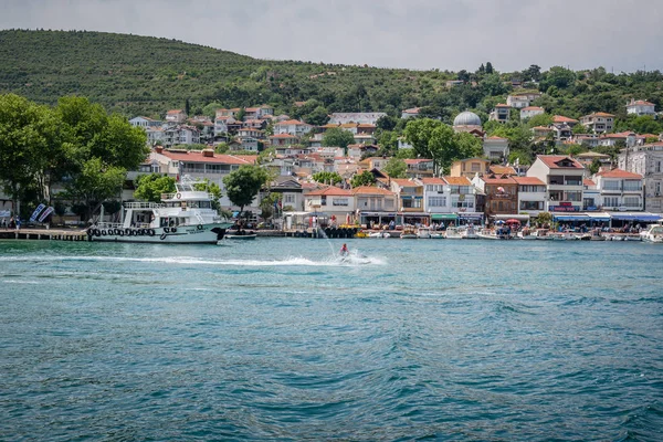 Vista da ilha de Burgazada a partir do mar em Istambul, Turquia — Fotografia de Stock