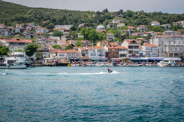 Vista da ilha de Burgazada a partir do mar em Istambul, Turquia — Fotografia de Stock