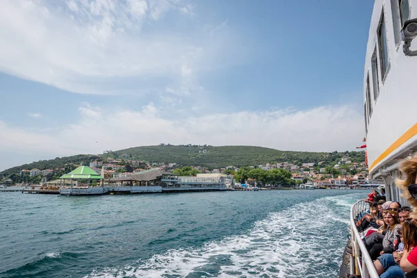 Vue de l'île de Burgazada depuis la mer à Istanbul, Turquie — Photo