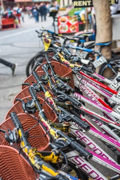 Parkerade cyklar cyklar att hyra på trottoaren — Stockfoto