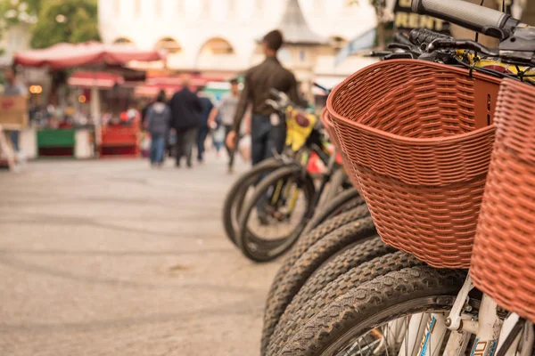 Parkerade cyklar cyklar att hyra på trottoaren — Stockfoto