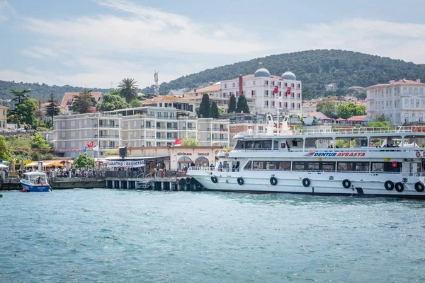 Vue de Buyukada (grande île) depuis le ferry maritime, Istanbul, Turquie — Photo