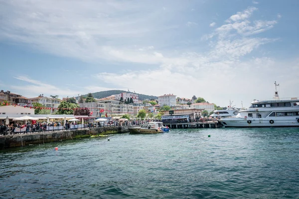 Vue de Buyukada (grande île) depuis le ferry maritime, Istanbul, Turquie — Photo