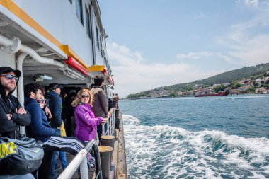 İnsanlar Marmara Denizi üzerinden feribotla Prens Adaları'na gitmek