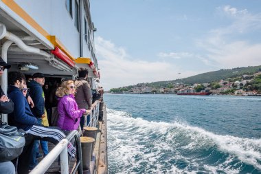 İnsanlar Marmara Denizi üzerinden feribotla Prens Adaları'na gitmek