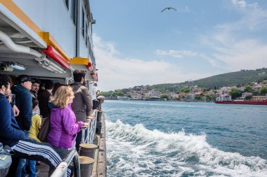 İnsanlar Marmara Denizi üzerinden feribotla Prens Adaları'na gitmek