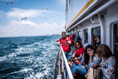 İnsanlar Marmara Denizi üzerinden feribotla Prens Adaları'na gitmek