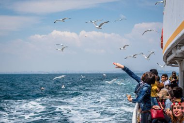 İnsanlar Marmara Denizi üzerinden feribotla Prens Adaları'na gitmek