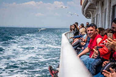 İnsanlar Marmara Denizi üzerinden feribotla Prens Adaları'na gitmek