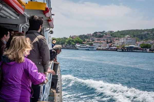 Les gens vont en ferry à travers la mer de Marmara aux îles Princes — Photo