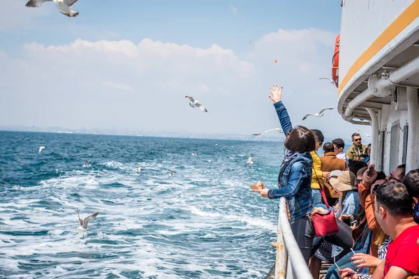 İnsanlar Marmara Denizi üzerinden feribotla Prens Adaları'na gitmek — Stok fotoğraf