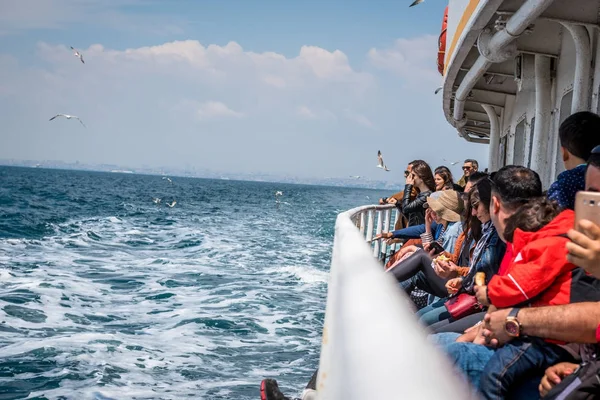 İnsanlar Marmara Denizi üzerinden feribotla Prens Adaları'na gitmek — Stok fotoğraf