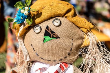 Mutlu korkuluk bebek ayakta yalnız portre görünümünü kapat