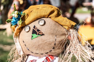 Mutlu korkuluk bebek ayakta yalnız portre görünümünü kapat