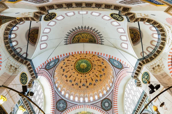 Decoração de interiores e obras de arte da mesquita Suleymaniye — Fotografia de Stock