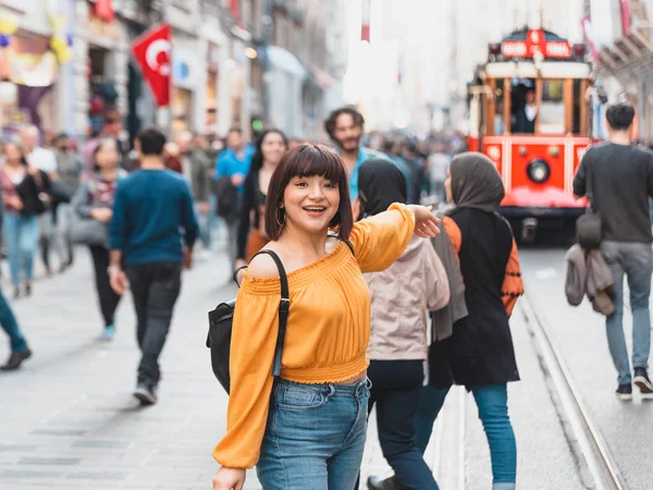 Симпатичная девушка показала популярный трамвай в Стамбуле — стоковое фото