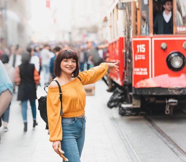 Симпатичная девушка показала популярный трамвай в Стамбуле — стоковое фото