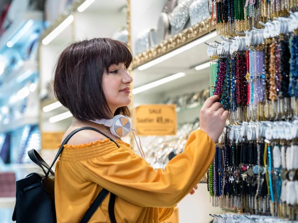 Concetto di shopping di una bella ragazza nel mercato dei souvenir — Foto Stock