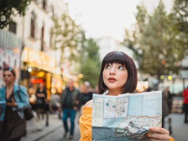 Schattig meisje verkent straten van de stad met kaart — Stockfoto