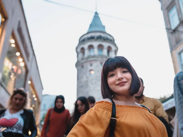 Bella donna si trova di fronte alla torre di Galata — Foto Stock