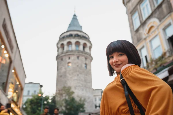 Bella donna si trova di fronte alla torre di Galata — Foto Stock