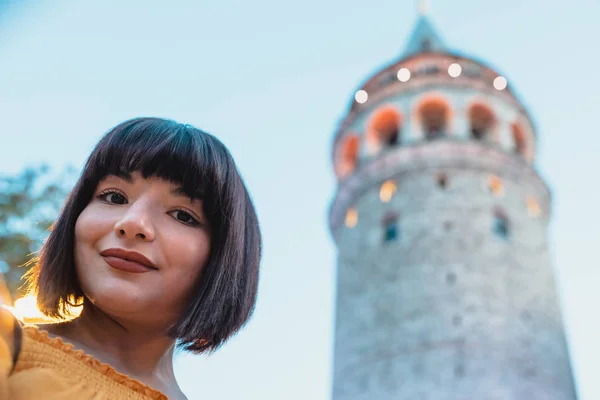 Hermosa mujer toma selfie en frente de la torre de Galata — Foto de Stock