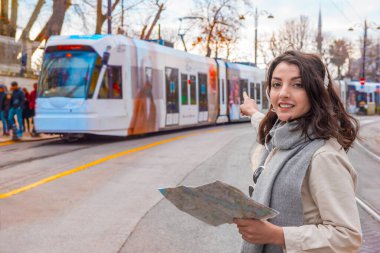 Sevimli kız şehrin sokaklarını haritayla keşfediyor.