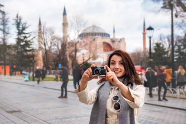 Güzel genç kız İstanbul, Türkiye 'yi keşfediyor