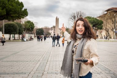 Sevimli kız şehrin sokaklarını haritayla keşfediyor.