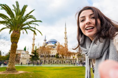 Güzel kadın seyahat etmek turist almak selfie Sultanahmet Camii, turistler ve yerliler, Istanbul, Türkiye için popüler bir hedef ve Sultanahmet Camii manzaralı