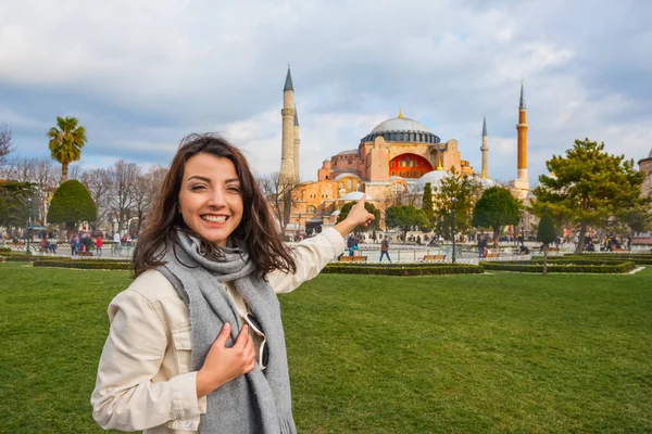 Mulher Bonita Turista Viajante Mostra Uma Antiga Mesquita Sultanahmet Park — Fotografia de Stock