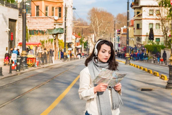 Schattig meisje verkent straten van de stad met kaart — Stockfoto