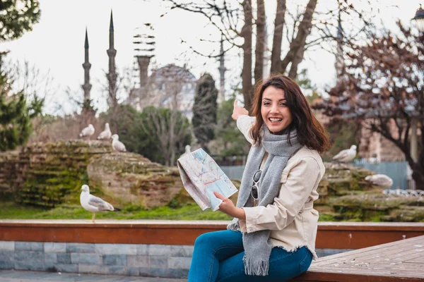 Mooi Jong Meisje Modieuze Kleding Kijkt Kaart Toont Sultanahmet Moskee — Stockfoto