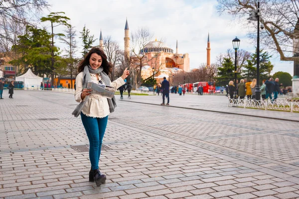 Ragazza carina esplora le strade della città con mappa — Foto Stock