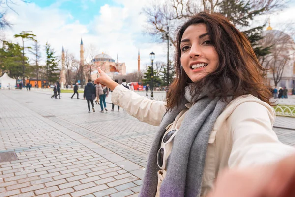 Mulher Bonita Viajante Turista Tirar Selfie Com Vista Para Sultan — Fotografia de Stock