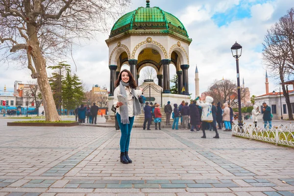 Mulher bonita tira fotos em Istambul, Turquia — Fotografia de Stock